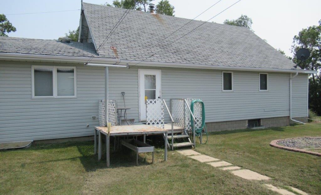 #207 2nd Ave West, Smiley – L202477