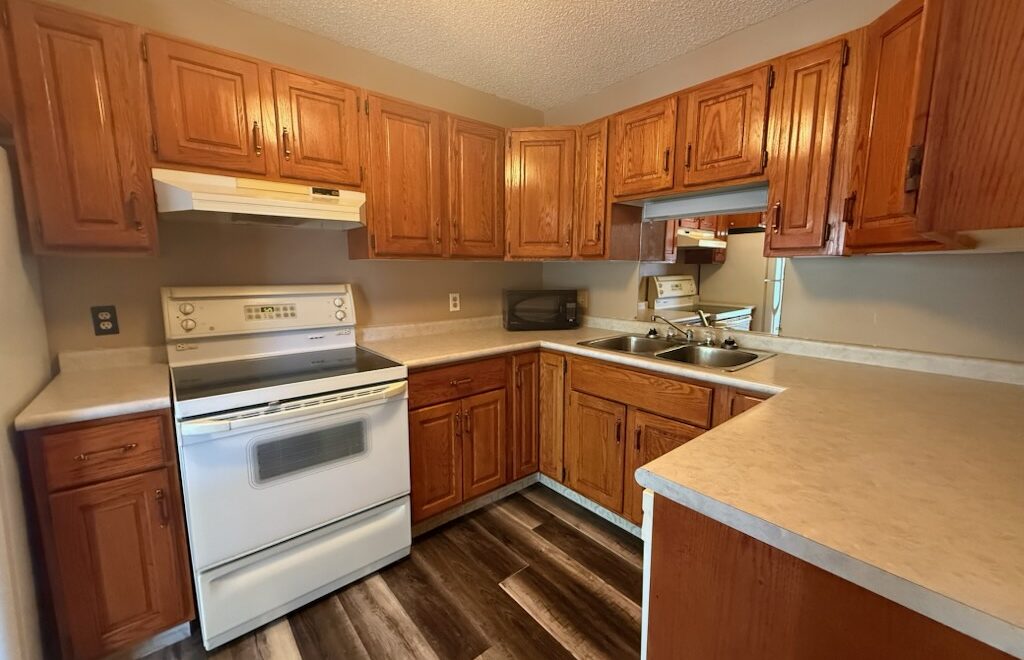#4 119 4th Ave West – L202468