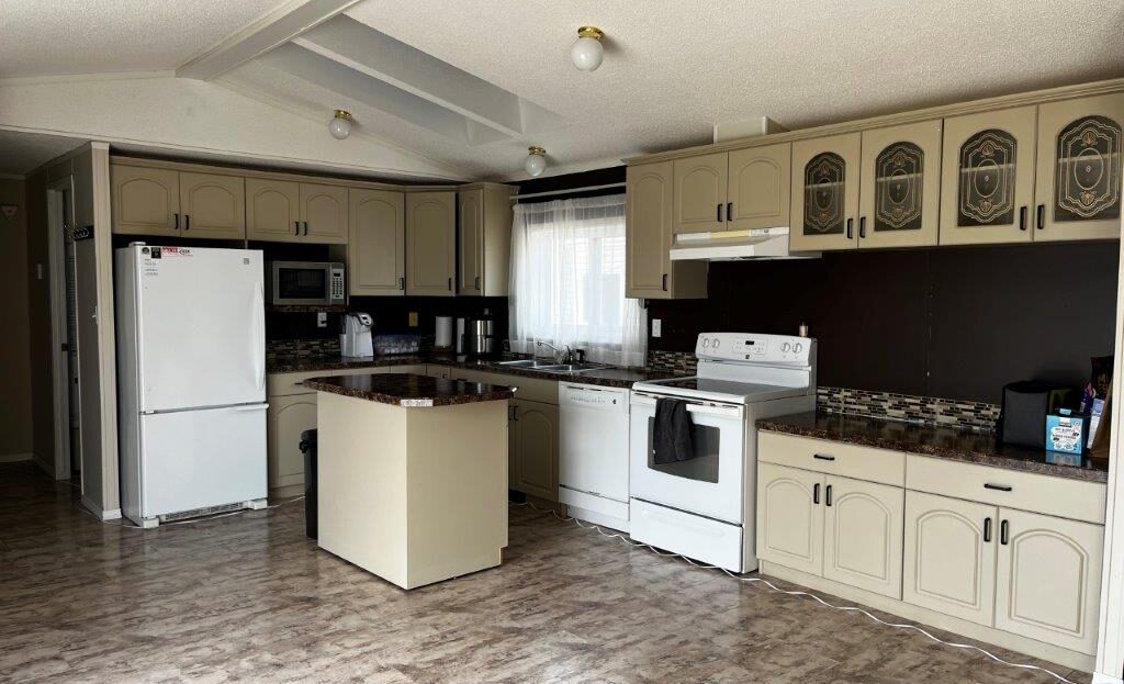 #203 4th Ave West – L202524