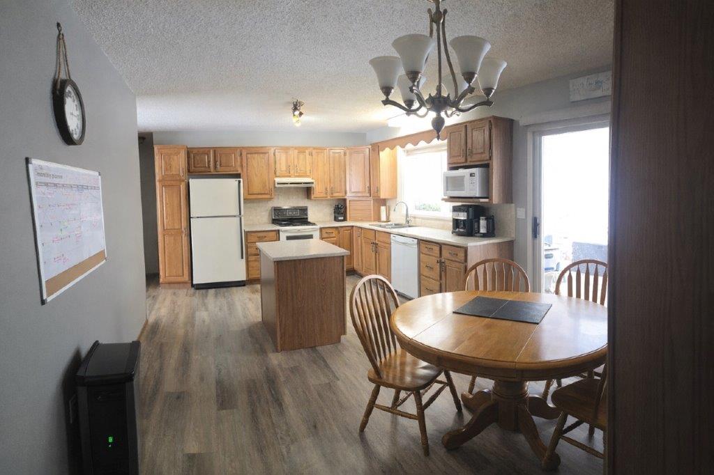 ECFX2453 #216 3rd Avenue East, Eatonia – L202636