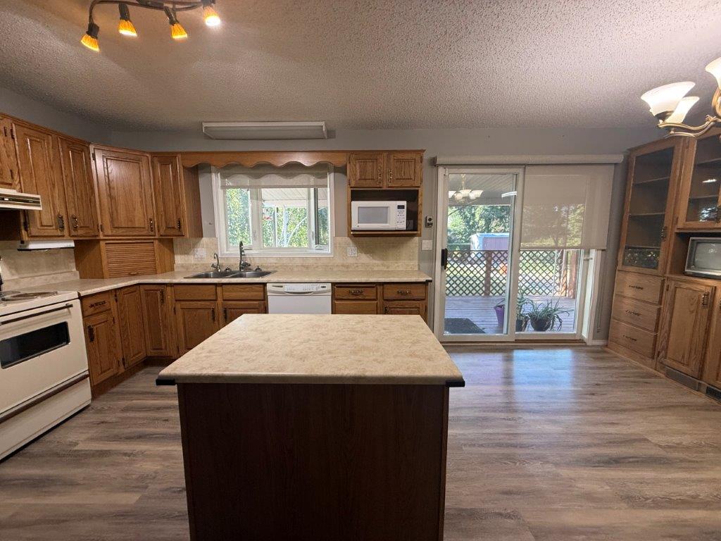 IMG_9948 #216 3rd Avenue East, Eatonia – L202636