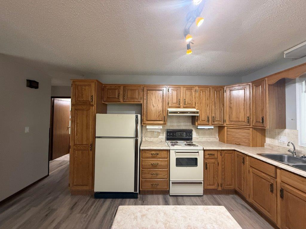 IMG_9949 #216 3rd Avenue East, Eatonia – L202636