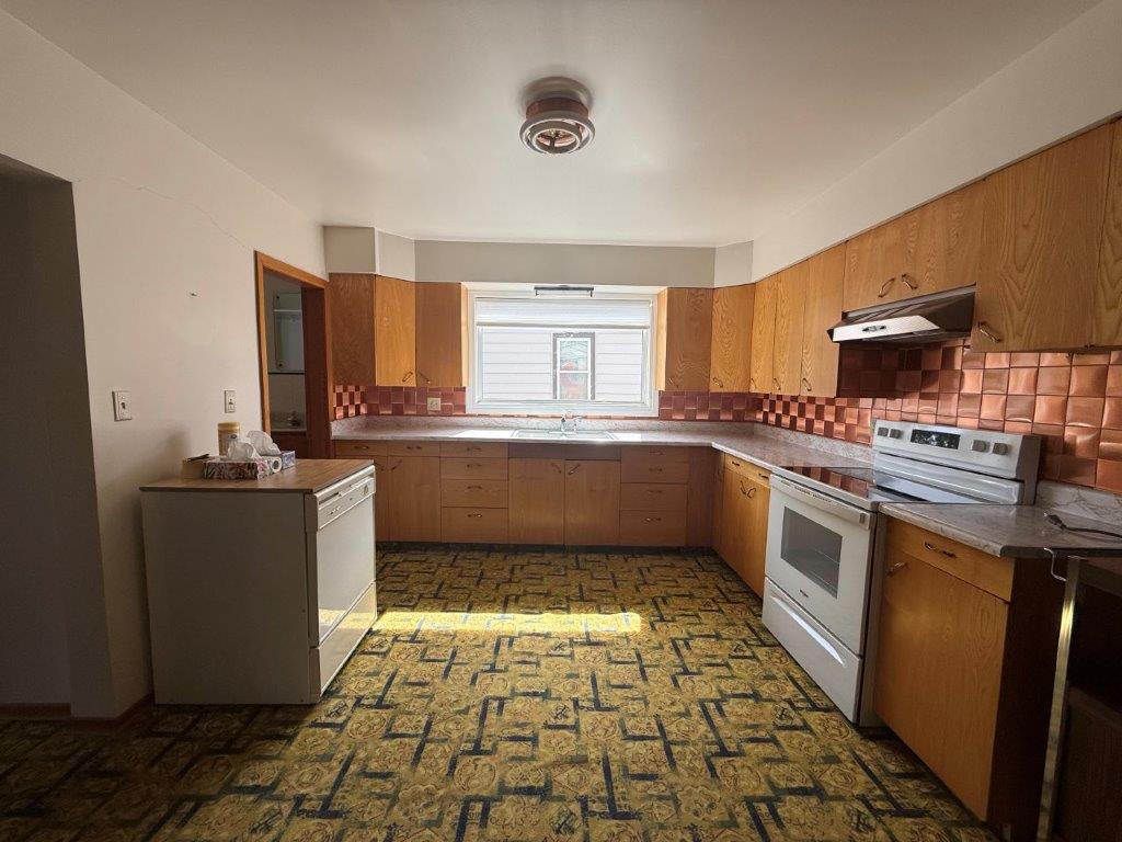 607 5th Street West, Eston- L202655