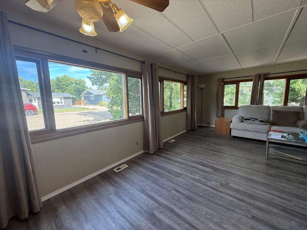 318 6th Ave. SW, Eston- L202656