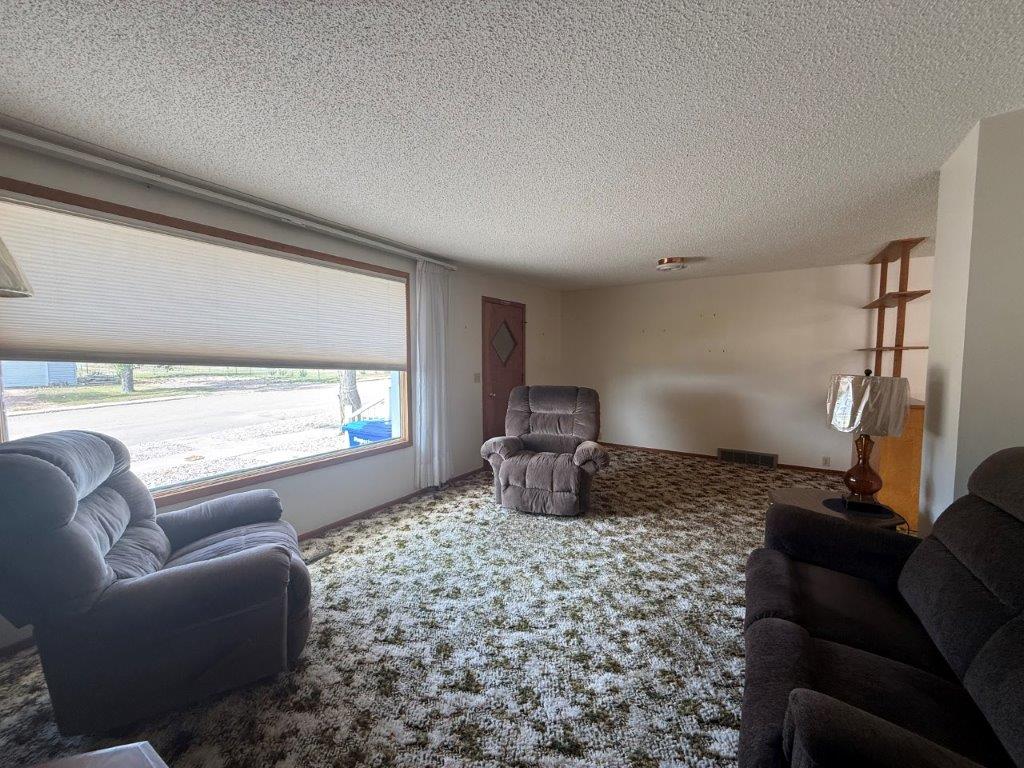 607 5th Street West, Eston- L202655
