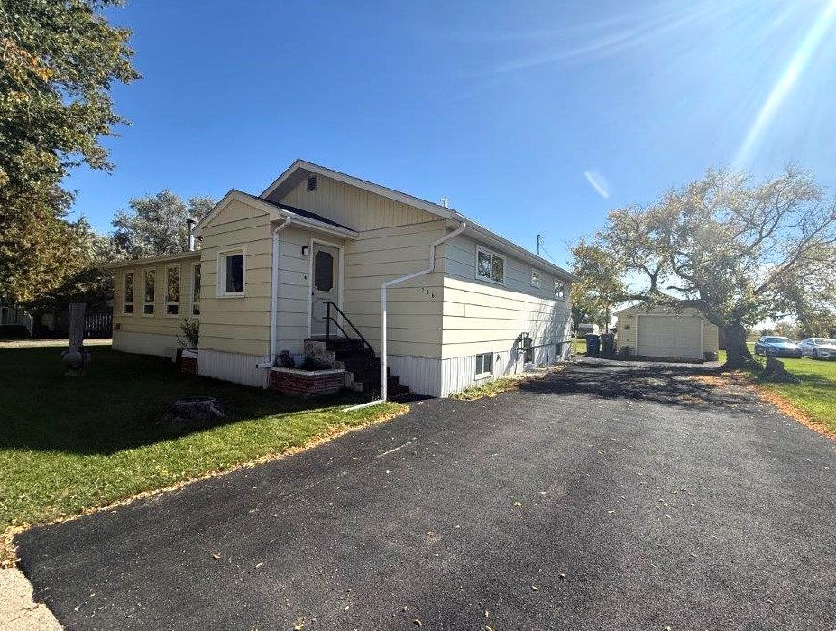 2 206 1st Ave. East, Eatonia- L202662