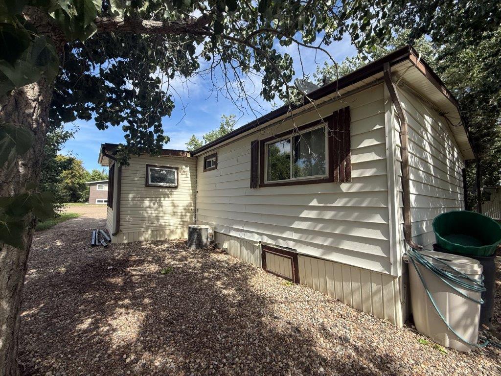 318 6th Ave. SW, Eston- L202656