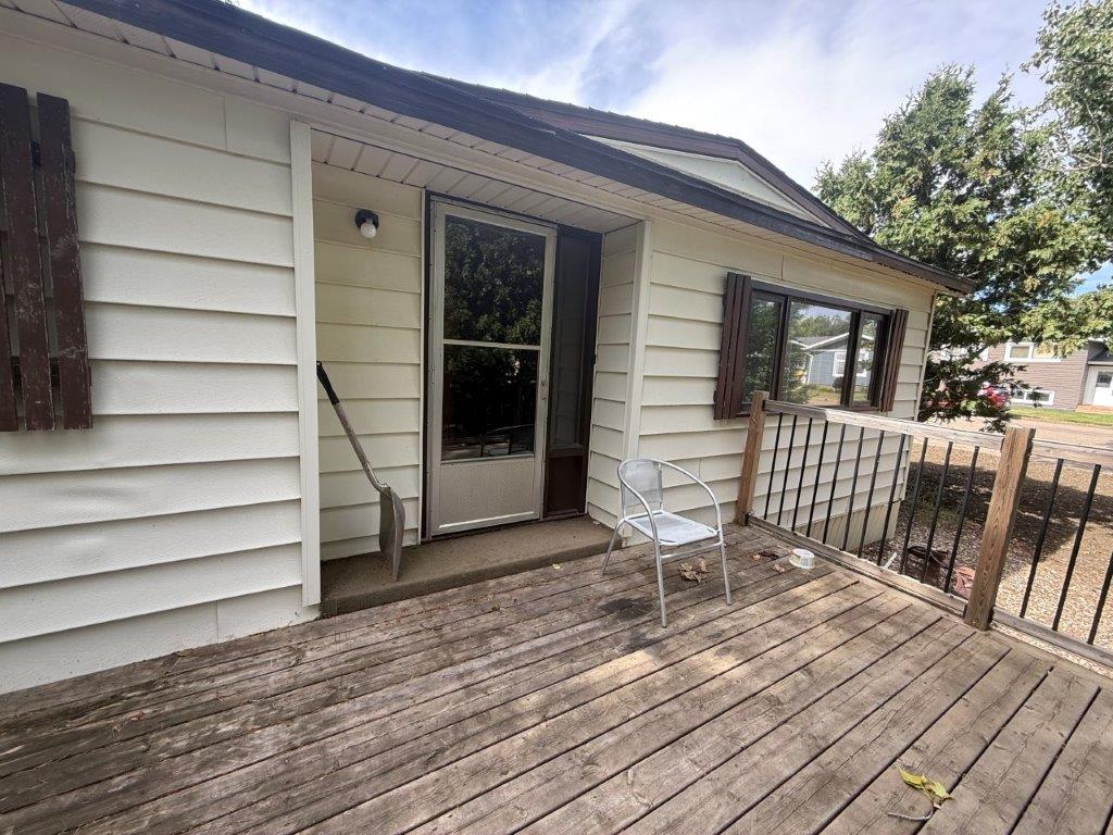 318 6th Ave. SW, Eston- L202656